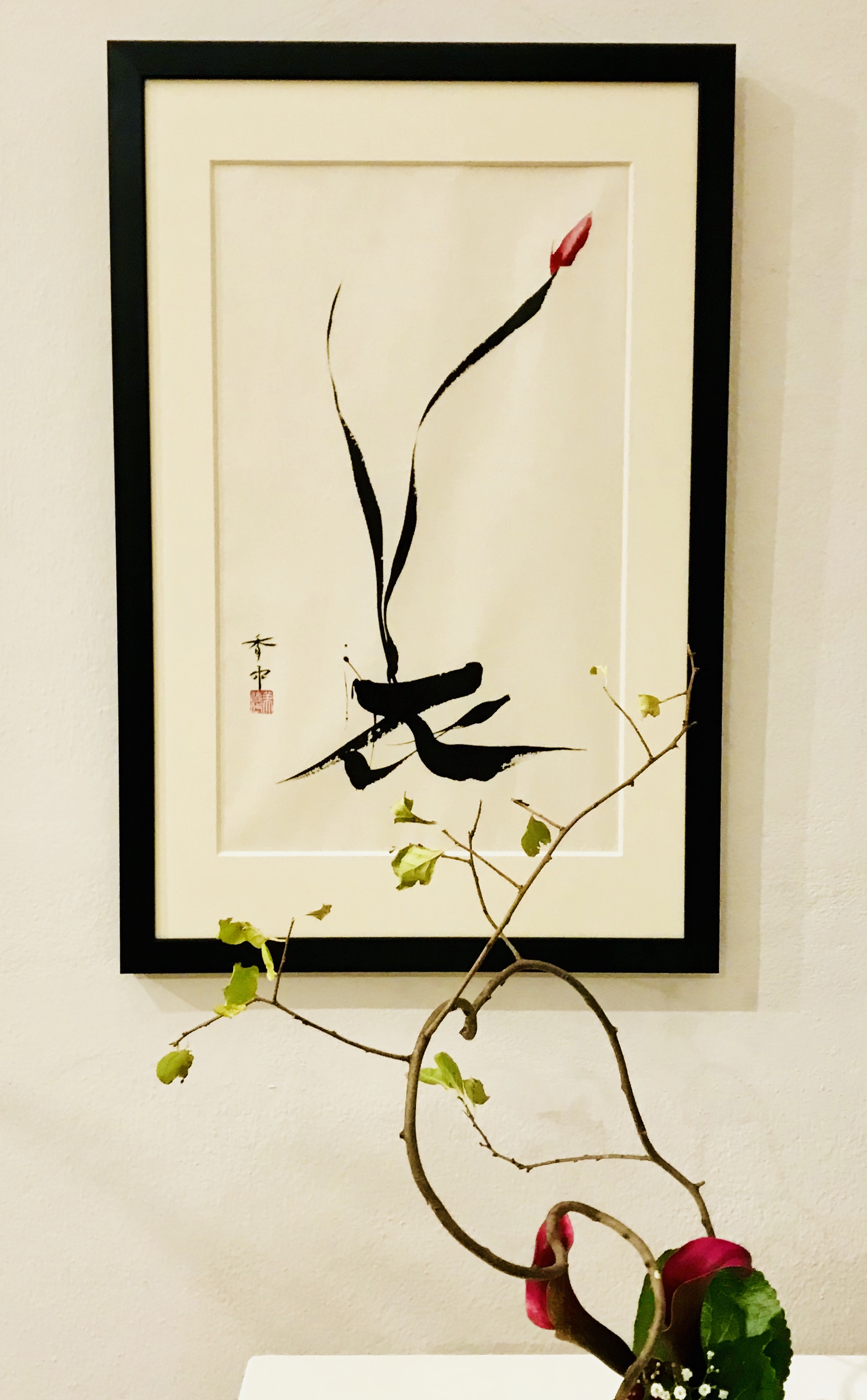 Kaligraphie Hana_Blume mit Ikebana Gesteck